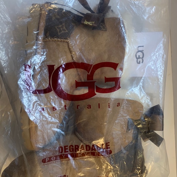 UGG X Louis Vuitton Boots - Picture 5 of 6